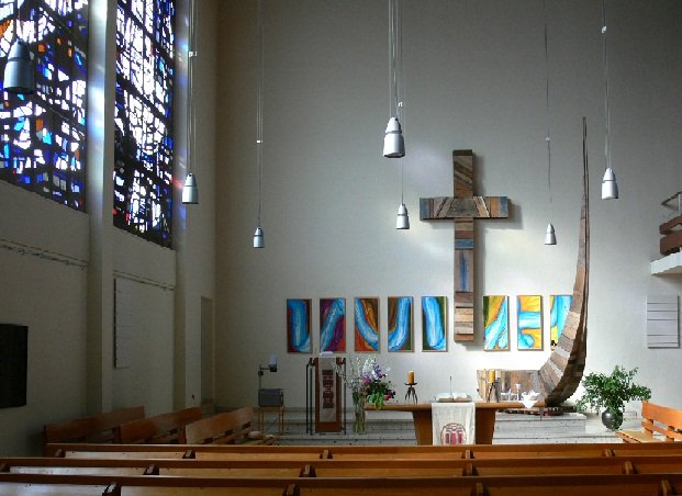 Herzlich  Willkommen  um  7:55  in  der ev. Nachfolge-Christi-Kirche ! (c) http://www.glasmalerei-ev.net/pages/b6828/b6828_i.jpg